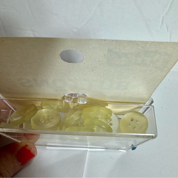 Vintage Prims 50 ASSORTED REPLACEMENT BUTTONS
Ideal For Shirts, Blouses. - Picture 6 of 7